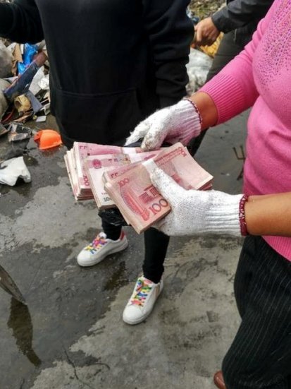 城管翻垃圾寻回遗失现金事件启示录